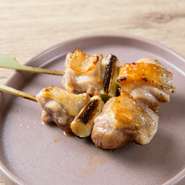 「長州黒かしわ」をはじめとしたこだわりの串焼き・一品料理と、オーナーセレクトのワインを楽しむ【焼き鳥とワイン　トリップ】。洗練された空間は、大人な二人のデートにも最適です。