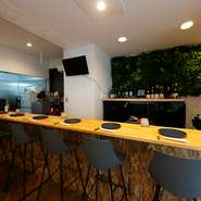 カウンター席でのお一人様も歓迎。焼き鳥・一品料理・お酒と、十人十色の楽しみ方を満喫できます。一日の締めくくりに、自分自身に向けたご褒美の一軒としてもオススメです。