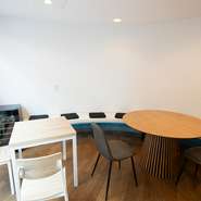 店内にはテーブル席も2卓（全8席）あり。友人同士・女子会などグループでも利用可、友人との乾杯にぴったりなボトルワインも用意しています。グループ利用時は事前予約、または電話連絡がオススメです。