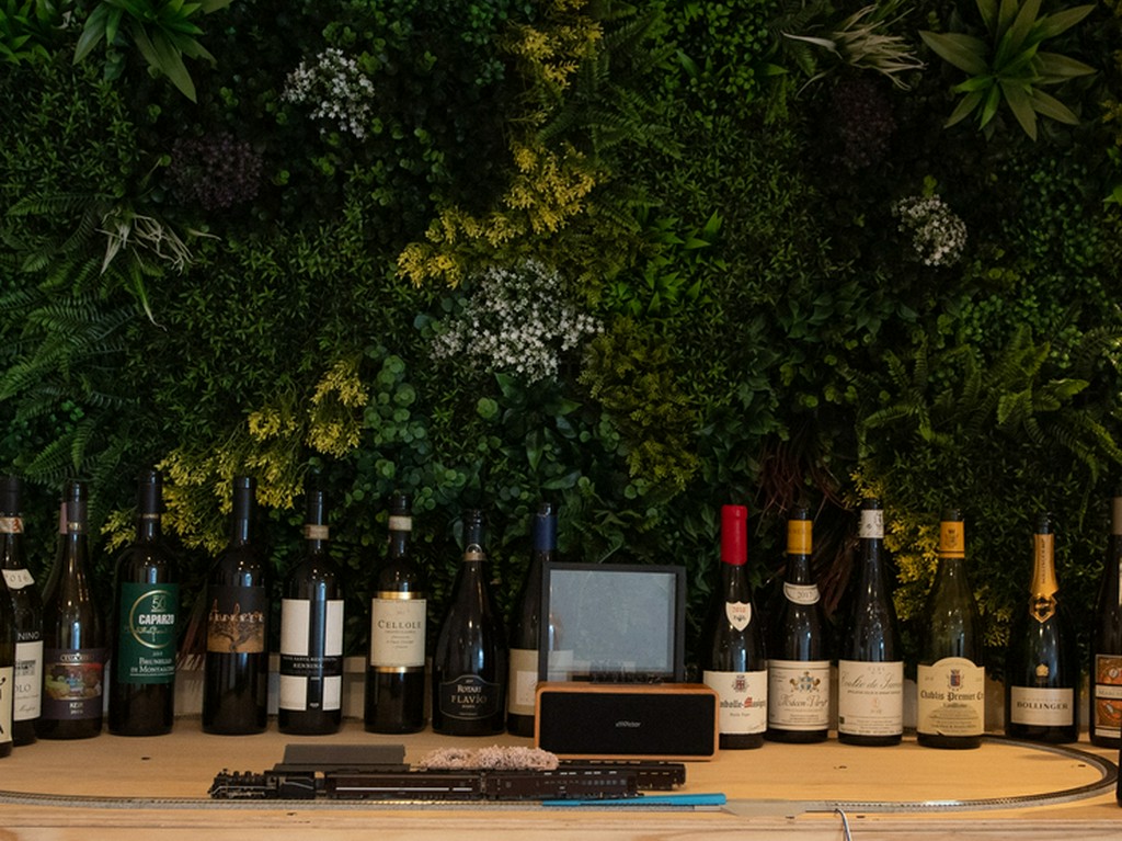 オーナーソムリエ自ら厳選したワイン。当日のオススメも必見