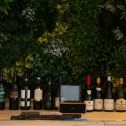 ワインはソムリエでもあるオーナーが自ら厳選。赤・白・スパークリングと、焼き鳥や一品料理をさらに奥深くする一本を取り揃えています。気軽に楽しめる当日のオススメワインもあり、ゲストを飽きさせません。