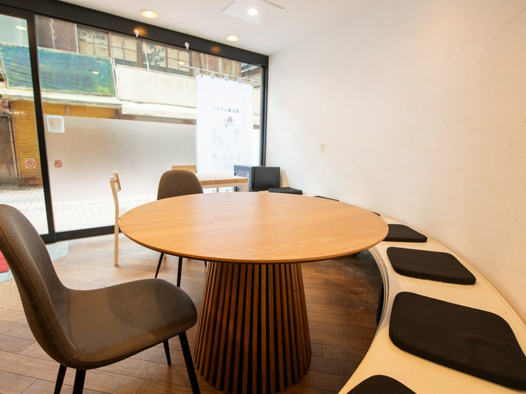 日常の選択肢に焼き鳥店を。洗練かつ開放的な店内