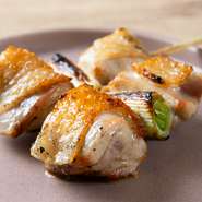 「長州黒かしわ」のもも肉を食感豊かなねぎと共に楽しむ串焼き。やわらかくジューシーかつ、適よい歯ごたえが特徴の「長州黒かしわ」。素材の魅力をシンプルに楽しめる逸品です。