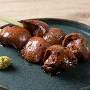 「長州黒かしわ」の新鮮な鶏レバーを、絶妙な火入れでふんわりとした食感と旨みをしっかり保ったまま提供。ワインとの相性を追求した自家製ダレが絡み合う一本に、思わずワインが進みます。