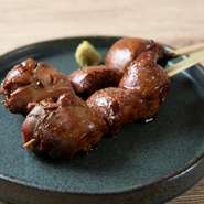 「長州黒かしわ」のレバーを、絶妙に焼き上げた逸品。ワインと共に味わうことで、繊細な旨みとコクの見事なコンビネーションを楽しめます。お店のコンセプトである“焼き鳥とワイン”を体現するメニューです。