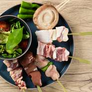 メイン食材「長州黒かしわ」は飼料・環境にこだわり育まれた山口県産ブランド鶏。品のある旨みと程よい歯ごたえが特徴的で、取り扱っている飲食店も希少とのこと。鶏好きにもぜひ一度賞味いただきたい逸品です。