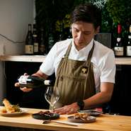 ワインはソムリエでもあるオーナーがセレクト。カウンター越しのやりとりも楽しめる距離感もお店の魅力です。カウンター席はもちろん、テーブル席のゲストも気兼ねなく食事を楽しめる空間づくりも大切にしています。