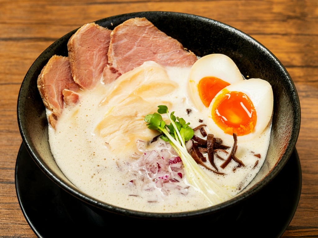 人気ナンバーワン。最後の一滴までおいしい『特製鶏白湯ラーメン』