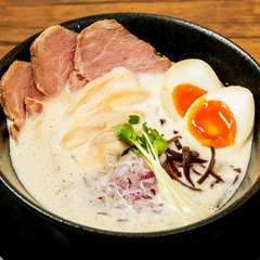 人気ナンバーワン。最後の一滴までおいしい『特製鶏白湯ラーメン』