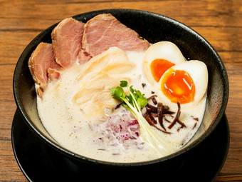 人気ナンバーワン。最後の一滴までおいしい『特製鶏白湯ラーメン』