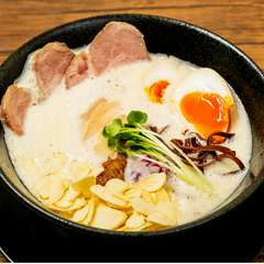 ガツン！とくる一杯。煮卵トッピングもオススメ『特製にんにく鶏白湯ラーメン』