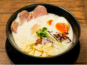 ガツン！とくる一杯。煮卵トッピングもオススメ『特製にんにく鶏白湯ラーメン』