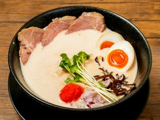トッピングでさらに味わい深くなる『鶏白湯ラーメン』