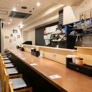 店内はリラックスして食事を楽しめる雰囲気。朝10時から夜0時まで英営業しているため時間帯やシーンを選ばず、日常の一コマにぴったりフィットしてくれます。