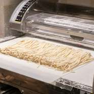 素材の質を感じ取れることも、シンプルなうどんの魅力。麺は、讃岐と伊勢の小麦粉を使った自家製麺。つるつる＆もちもちと食感も心地よく、クセになる味わいです。