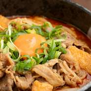 出汁は味わい深いブレンド出汁。辛味噌を合わせたうどんや、カレーうどんも楽しめます。定番から変わりダネまで、飽きのこないおいしさも【うどんたまたま】の見どころです。