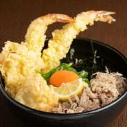 エビ天2尾＆とり天2個をトッピングした、食べごたえありの逸品。濃いめのぶっかけ出汁と、月見・お肉・天ぷらでボリューム満点。お腹も心も満たされる一杯です。