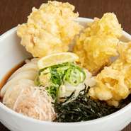 揚げたてサクサクの鶏の天ぷらと、つるつるモチモチとした麺との相性抜群。ぶっかけ出汁に浸かった天ぷらも絶品です。
