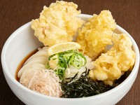 揚げたてサクサクの鶏の天ぷらと、つるつるモチモチとした麺との相性抜群。ぶっかけ出汁に浸かった天ぷらも絶品です。