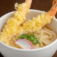 素材の持ち味を素直に活かしたスタンダードなうどん。こだわりの出汁の風味と、ぷりぷり食感の大海老天。シンプルだからこそ何度でも食べたくなる、安定感のある一杯です。