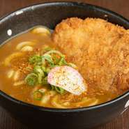 特製出汁とカレーの風味豊かなスープに、豪快にトンカツをトッピング。ボリューム重視な方にイチオシ、食べ応えたっぷりの一杯です。