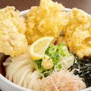 久保氏のイチオシは『とり天ぶっかけ』。揚げたてサクサクの鶏の天ぷらと、つるつるモチモチとした麺との相性抜群。ぶっかけ出汁に浸かった天ぷらも絶品です。