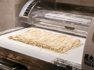 二つの粉をブレンドした自家製麺が、ブレンド出汁を引き立てる