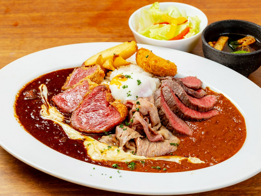 海外からの旅行客も歓迎。和の素材と技の“とろける牛カツ”