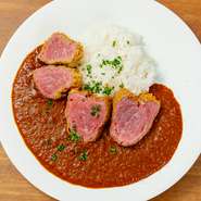 和牛の旨みを最大限に引き出すための塩麹や揚げの技術、スパイスの香りが広がる特製カレーソース・自家製デミグラスやシャリアピンソースなど一つ一つにこだわり、丁寧に一皿ずつ仕上げています。