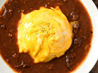 リピーター多数『牛すじデミのオムライス』