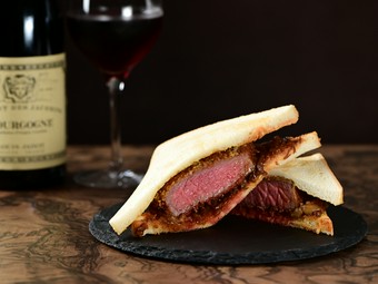 満足度の高いワンハンドグルメ『厚切り　和牛カツサンド』