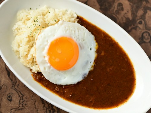 極上牛カレーライス　目玉焼きトッピング