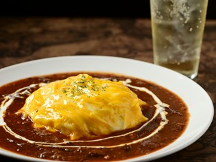 お酒の合間に“ほっとする味”『牛すじデミのオムライス』