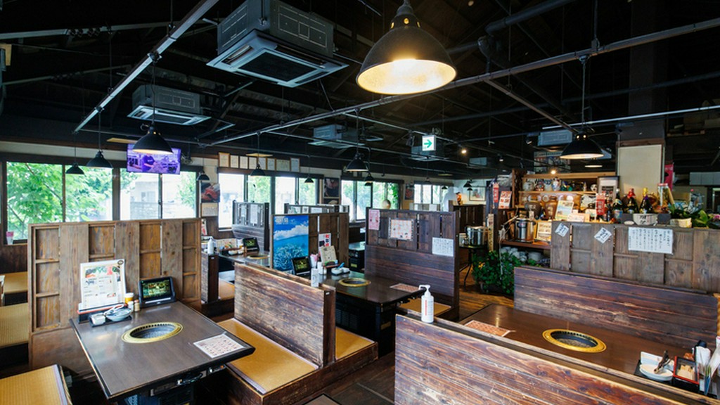 ゆったりとくつろげる店内。家族で楽しめるセットメニューも豊富