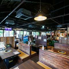 ゆったりとくつろげる店内。家族で楽しめるセットメニューも豊富