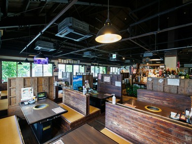 ゆったりとくつろげる店内。家族で楽しめるセットメニューも豊富