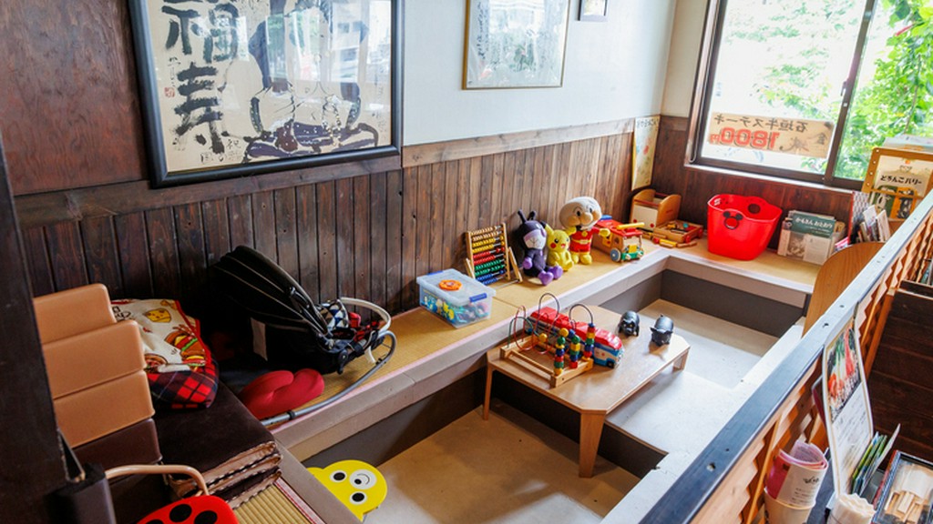ママたちのコミュニティ空間。遊び道具いっぱいのキッズスペース