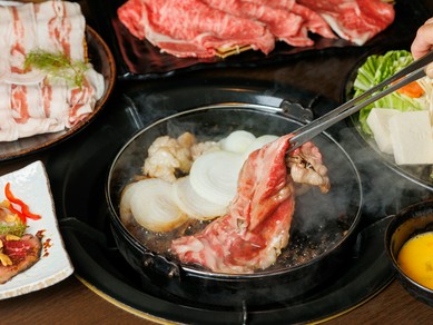 独自ブランド肉を、秘伝の割り下でいただく人気の逸品『特選石垣牛KINJOBEEFすき焼』