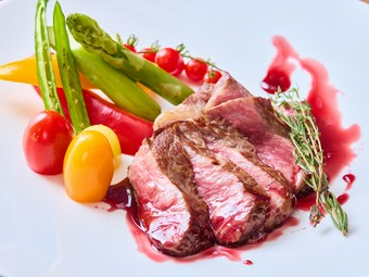 貴重なブランド牛の旨みと香ばしさにひたれる『千葉県産牛ポワレ』