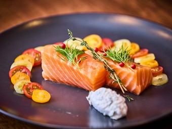 王道フレンチも格別の美味！食感に驚く『サーモン ミキュイ』