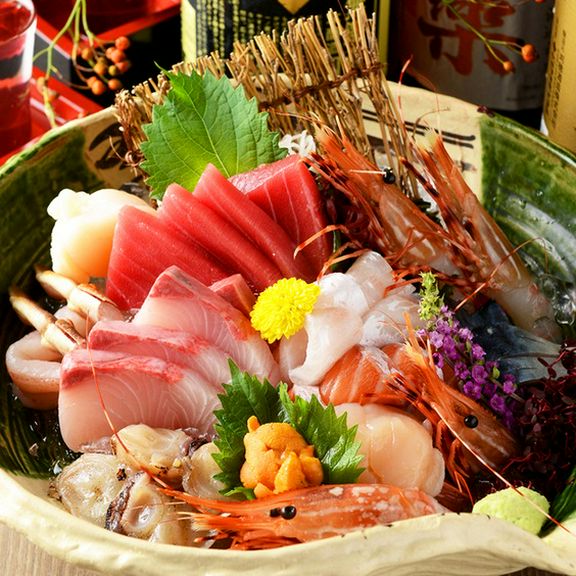 名物お刺身７種盛りは海を味わう最高の逸品です。厳選した本物だけをご提供させて頂きます。