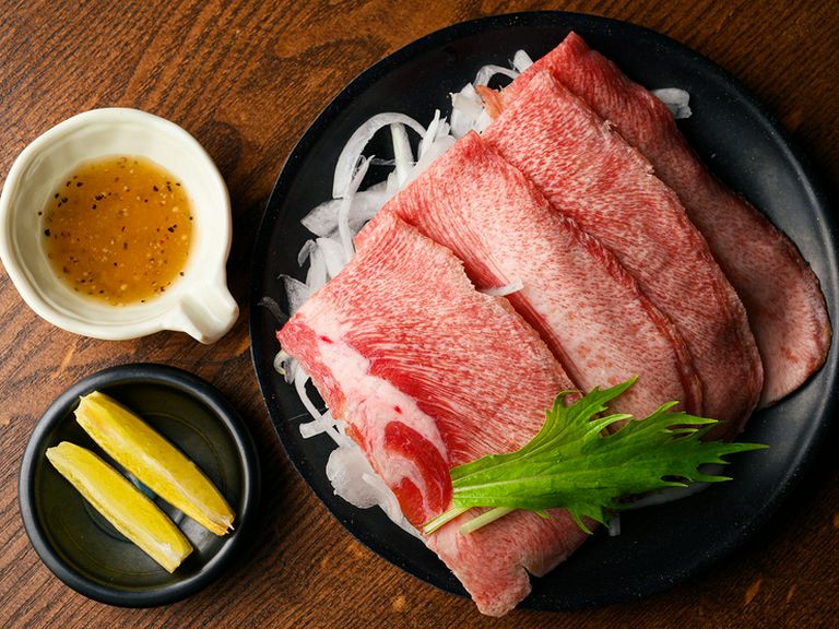 すき焼きに並ぶ、もう一つの鉄板メニュー『牛タン塩ダレ焼き』