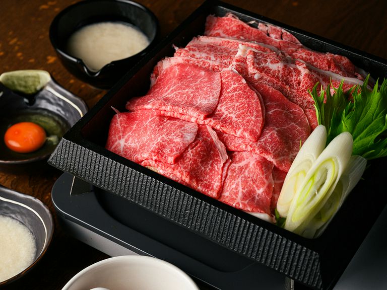 リーズナブルなすき焼きを実現する、お店の定番『すき焼き（上）黒毛和牛バラ＆黒毛和牛赤身』
