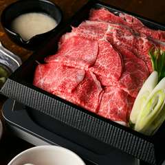  リーズナブルなすき焼きを実現する、お店の定番『すき焼き（上）黒毛和牛バラ＆黒毛和牛赤身』
