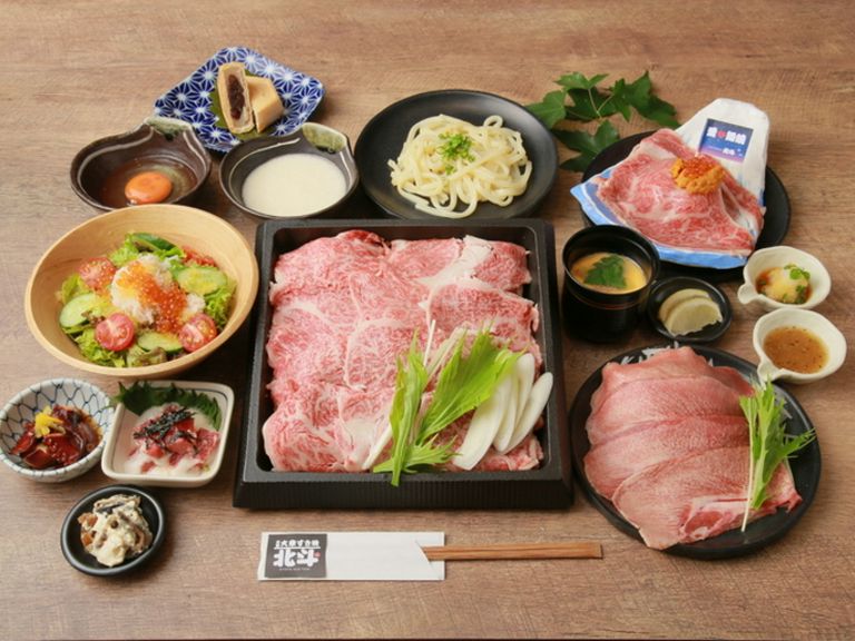 すき焼き北斗人気?1の黒毛和牛極上ロースとコースでしか味わえない特別メニューをお楽しみいただけます。