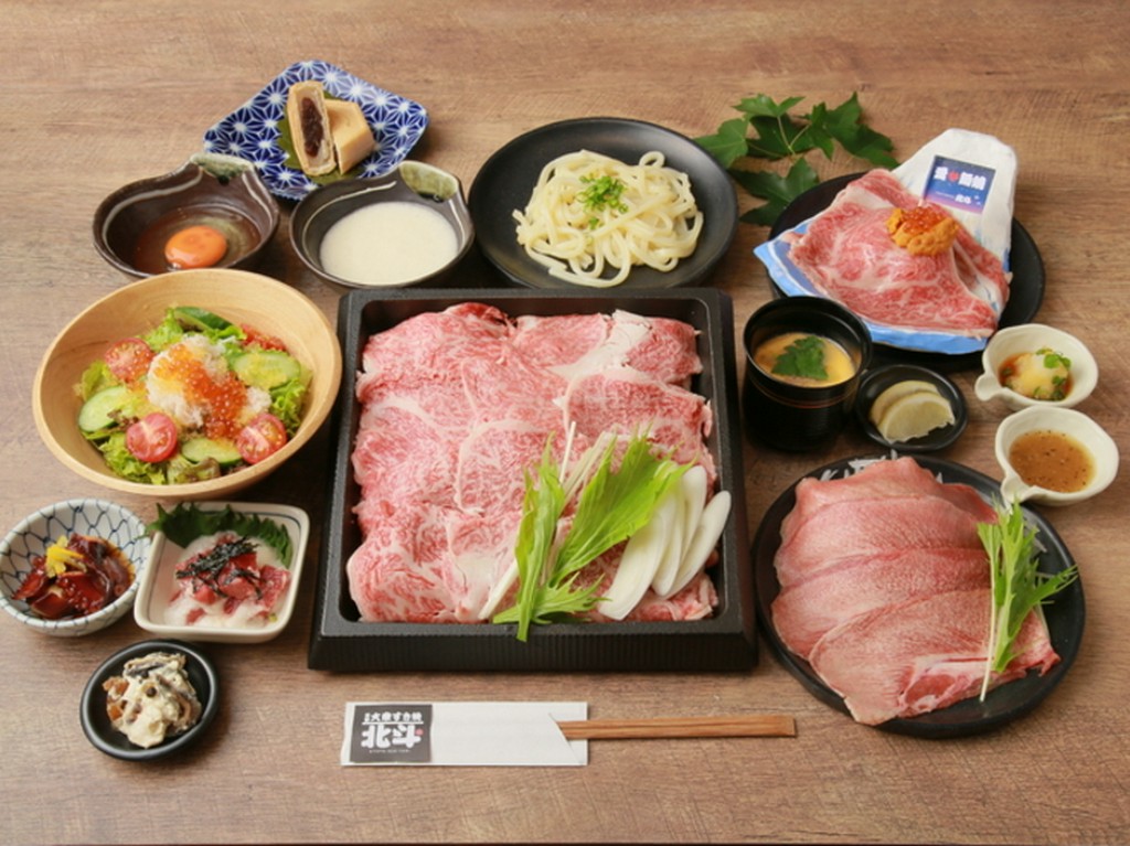 すき焼き北斗人気№１の黒毛和牛極上ロースとコースでしか味わえない特別メニューをお楽しみいただけます。