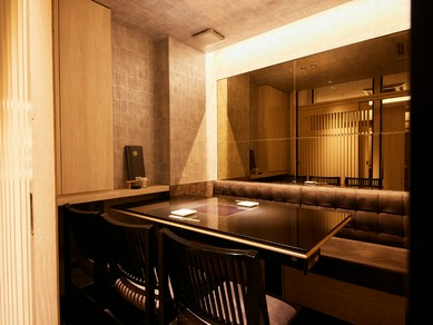 スタイリッシュで落ち着いた店内でゆったりと焼肉を