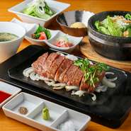 A5「佐賀牛」一頭買いによる、上質な食体験を銀座で発信。こだわりの「佐賀牛」を中心に構成された豪華コース料理もあり。銀座でワンランク上の宴会を繰り広げたい夜に、提案したい一軒です。