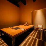 店内にはカウンター席や座敷に加えて、2名から利用できる個室を完備。特別感のある食事時間を演出してくれます。20名様まで対応できるため宴会にも便利な空間です。