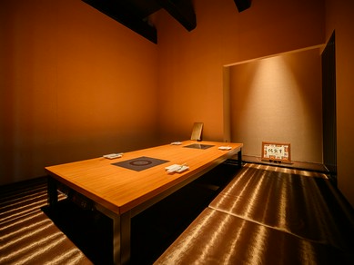 プライベートな個室も完備する洗練された食空間